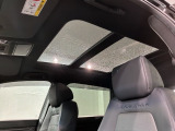 サンルーフが装備されています。外からの光を取り込めるので気持ちがいいですね。