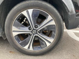 アルミホイール付!鉄ホイールと違って軽いので燃費にも影響してきます。ガソリンの高騰に少しは貢献します!