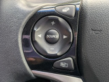 ステアリングから手を離さず操作できるオーディオスイッチを装備しています。