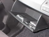 ダッシュボードには、十分な容量の収納BOXがあり、いつもすっきりとした車内、ほしい場所にちょうど良い収納を備えてます。色々しまえて便利ですよ!
