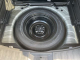 荷室下にはスペアタイヤが入っています。