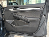 フロントドアトリム。ドアポケットにはペットボトルが置けるスペースが確保されています。