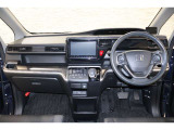 操作性に優れた運転席となります!小物入れや各ボタンの配置にこだわり、使いやすいです!座り心地もよく視認性も良好なのでロングドライブもお任せ下さい!