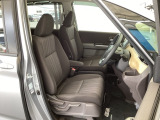 フロント広々、セパレートシートの運転席は、ハイトアジャスターが付いているので、快適にドライブができます。ハンドルはテレスコピック機能で、ハンドル位置を上・下・手前・奥に調節できます。