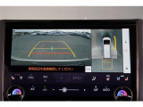 【パノラミックビューモニター】 後退時に車両の後ろ側を表示するだけでなく上から見たような映像で車庫入れなどバックする際に安心です。