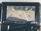 バックカメラ機能付きです!バックする際に後方の様子をカーナビのモニター上に表示してくれます。運転席にいながら、後方が確認できるので、バック駐車が、スムーズに行えます!