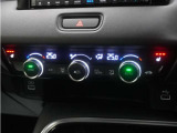 電子制御パーキングブレーキ搭載で指一本で簡単に操作することができます。さらに停車中に、ブレーキペダルを踏み続けなくても、自動的にブレーキを保持する機能である、オートマチックブレーキホールド付きです。