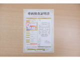 【車両検査証明書】店頭にて、クルマの状態が一目で分かる査証明書を公開中。トヨタ認定検査員が厳しく検査し、状態を点数と図解で表示しています。修復歴はもちろん、傷やヘコミの箇所や程度がご確認いただけます。
