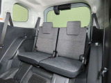 便利な5:5分割可倒式シートです。収納と乗車人数のバランスに優れています♪荷物の大きさに応じたラゲージスペースをフレキシブルに作り出せるので、シーンに応じた使い方ができます♪