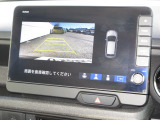 バックをするとき自動でリアの様子が映る『リアカメラ』付き! ナビ画面で確認しながらバックができますから安心ですね。でも、目視も大切ですよ!安全第一でお願いします!