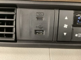 エアコン操作パネルの左側に、スマートフォンなどの充電可能なUSB端子と、音源などの外部入力の可能なUSB端子がついています。移動中に充電もできるので便利です。
