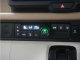 電子制御パーキングブレーキ搭載で指一本で簡単に操作することができます。さらに停車中に、ブレーキペダルを踏み続けなくても、自動的にブレーキを保持する機能である、オートマチックブレーキホールド付きです。