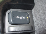 運転席&助手席シートヒーターが付いてます。寒い冬でもスイッチONで座面をあたたかくして、ドライブをさらに快適にしてくれます。HIとLOの2段階に温度設定が可能です。