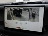【3Dサラウンドカメラ】周囲の安全確認をアシストする機能です。3D車外ビュー、360&deg;オーバーヘッドビューを 利用して、狭いスペースでも安心、スムーズに運転操作ができます。