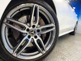 ●純正19インチアルミホイール:輸入車ならではの卓越した走りを支えるホイールと足回りです!日本車の走りに慣れている方にもぜひ体感して頂きたいほど、高いレベルでまとまっています!