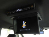 後席モニター装備:セカンドシート・サードシートにご乗車の方は、ドライブ中も天井部についているモニターでTV等をお楽しみ下さい♪♪使用しない時は、画面を天井部分に格納できます!