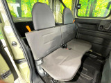 後部座席も気になるようなキズ・汚れやへたり等、大きなダメージはなく、良好な状態です。