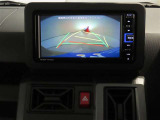後方の見える安心をお届けするバックガイドモニター付:バックするときのアシストラインもあって楽々バック!車庫入れや縦列駐車をサポートし、苦手な駐車も安心です!今やもう手放せない装備ですネ♪