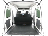 後部座席が有っても荷室は広いです。