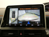 車両全体を上から表示し車両周囲を確認する事が出来るので、狭い駐車場等で重宝する装備です もちろんバックモニターとしての機能もございます