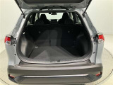 荷室も日常のお買い物には困らない広さが確保されております 後席を分割で倒すこともできますよ