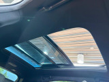 【サンルーフ】開放感たっぷりの希少装備、サンルーフが装着されています!車内に明かりを取り入れたり景色を楽しむ以外にも、車内の空気も簡単に換気できて快適です!