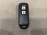 スマートキーを装備しています。鍵を差し込むことなくドアロックの開け閉めと、スタートボタン操作でのエンジンスタートができます。