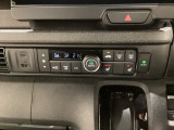 セレクトレバーの左上にオートエアコンがついてますので簡単操作で快適に過ごせます。シートヒータースイッチ内蔵で前席の左右別々に2段階の温度設定ができます。