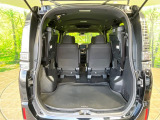 普段のお買い物や通勤、送迎等に十分な荷室スペースを確保しております。サードシートを倒すと、大きな荷物の積載も可能です♪