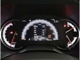 とっても見やすいメーターです。夜間時はラグジュアリーな気分にさせてくれる照明が魅力ですので、夜のドライブも楽しみになりますよ♪
