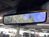 【デジタルインナーミラー】後席の大きな荷物や同乗者で後方が確認しづらい時でも安心!カメラが撮影した車両後方の映像をルームミラー内に表示。クリアな視界で状況の確認が可能です!