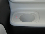 ホッとカップホルダーが運転席・助手席にあります。ホットドリンクをちょうど良い温度でキープしてくれる保温機能付で嬉しいです。