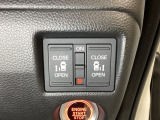 リアドアは乗り降りに便利な両側電動スライドドアです。また運転席に座っていながらスイッチ操作で自在にスライドドアを開け閉めできます。