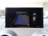 バックカメラ駐車時、後退時に後方を確認する事ができる安全快適装備になります映像だけでなくセンサーにより障害物の距離もドライバーに直感的に伝えてくれる機能になります。