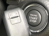 【キーレススタートシステム】カバンやポケットに入れたままでもドアの施錠・解錠が可能なスマートキーを装備。エンジンのオン・オフ時もカギを取り出す必要が無いからとっても便利です♪