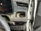 ドリンクホルダーあります♪運転中でも手が届きやすい位置にあって使い易いです♪