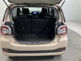 荷室も日常のお買い物には困らない広さが確保されております 後席を分割で倒すこともできますよ
