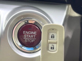 【Hondaスマートキー】カバンやポケットに入れたままでもドアの施錠・解錠が可能なスマートキーを装備。エンジンのオン・オフ時もカギを取り出す必要が無いからとっても便利です♪