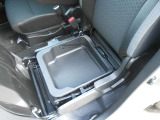 助手席シート下には大きな収納部