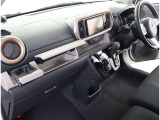 視認性のよいインパネ周りです!操作スイッチやカップホルダーも使いやすい位置に配置されています♪
