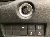 ハンドルの右側にHondaセンシング用のメインスイッチとパワーテールゲートスイッチがついています。パワーテールゲートスイッチは車内からでもテールゲートの開け閉めを電動でできます。