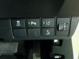 パーキングセンサーや横滑りを防ぐVSA等のスイッチ類は運転席の右側、手の届きやすい位置にあります。