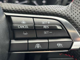 車速を一定に保つクルーズコントロール機能を搭載。高速道路などで長距離をドライブされる際などに、とても便利な機能です。