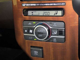 オートエアコン付きなので一度、気温を設定すれば自動的に過ごし易い温度に調整してくれますよ。 車内をいつでも快適空間にしてくれます。