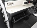 グローブボックスは手前に引くタイプ。収納がシンプルだから、整頓すると使いやすさが一気に上がります。