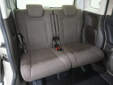 2列目シートは座面がフラットになっており、乗り降りがしやすくなっております。
