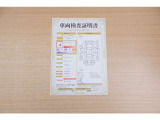 【車輌検査証明書】店頭にてクルマの状態が一目で分かる検査証明書を公開中。トヨタ認定検査員が厳しく査定し、状態を点数と図解で表示しています。修復歴はもちろん、傷やヘコミの箇所や程度がご確認いただけます。