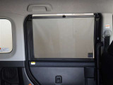 セカンドシートの窓ガラスには日よけのシェードを装備しています。強い日差しのカットに、プライバシー対策としても重宝します。