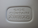 サイドカーテンエアバックシステムは、側面衝突時に大人から子供までさまざまな体格の乗員の頭部や頚部を広範囲で保護。特にセンターピラーへの頭部衝突を防ぐ展開性能を実現しています。