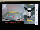 パノラミックビューモニター付きです。車両を上から見たような映像をモニター画面に表示。運転席からの目視では見にくい、車両周辺の状況をリアルタイムでしっかり確認できます。